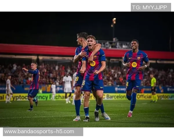 重返诺坎普巴萨海报展现弗里克亚马尔库巴西三位明星球员风采